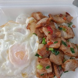 หมูกรอบคั่วพริกเกลือไข่ดาว (พิเศษ)