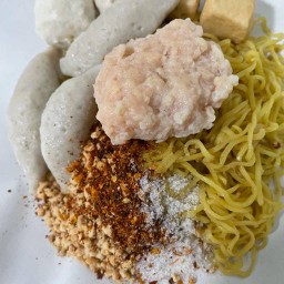 บะหมี่หมูเด้งชูชก