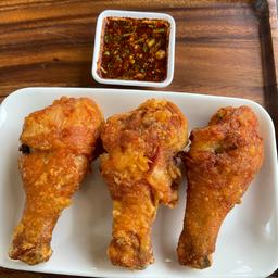 น่องไก่ทอด 3 น่อง น้ำจิ้มแจ่ว (Chicken Drumstick 3 pieces)