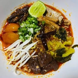 ผัดกะเพราหลังบ้าน ถ.นาพร้าว