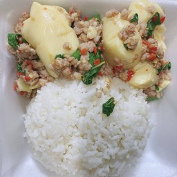 กระเพราเต้าหู้หมูสับ ราดข้าว