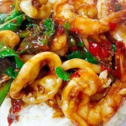 กระเพราทะเล ราดข้าว