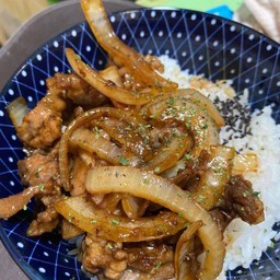 ข้าวหน้าสันคอหมูสไลซ์ผัดซอสโคตรเนื้อ
