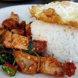 กะเพราหมูกรอบ+ไข่ดาว