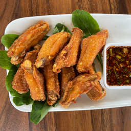 ปีกไก่ทอดเกลือ น้ำจิ้มแจ่ว (Fried Salted Chicken Wing)