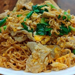 Stir-Fried Instant Noodles With Soy Sauce