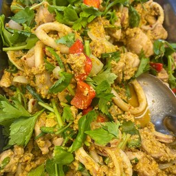 ผัดผงกะหรี่ปลาหมึกไก่