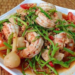 ยำกระเฉดกุ้งสุก (คือเริ่ด)