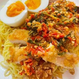 บะหมี่ไก่กรอบซอสกระเพรา เป็นซอสกระเพราเลือกความเผ็ดไม่ได้