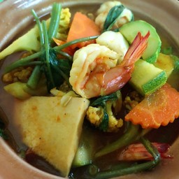 แกงส้มกุ้งผักรวม