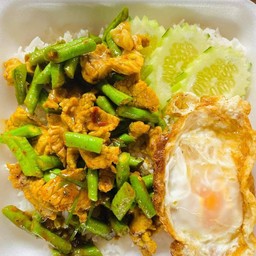 ผัดเครื่องแกงหมู+ไข่ดาว