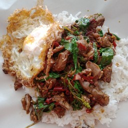 กระเพราเครื่องในไก่