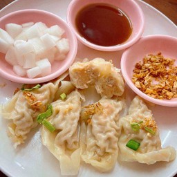 เกี๊ยวหมูล้วนพร้อมเครื่องเคียง