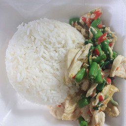 กระเพราไก่ราดข้าว