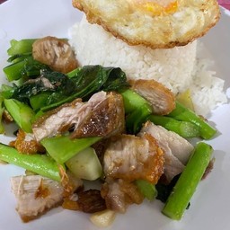 คะน้าหมูกรอบราดข้าว(ไม่มีไข่ดาว)