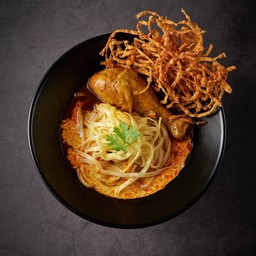 [อร่อยซ่ากับโค้ก] ข้าวซอยน่องไก่อวบ +  โค้ก ออริจินัล (กระป๋อง)