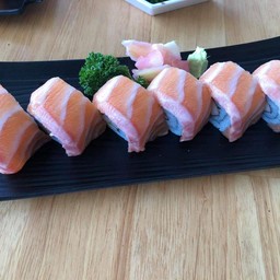 แซลมอนโรล