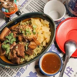 บะหมี่ 2 หมี (หมูกรอบ, บะเต็ง)