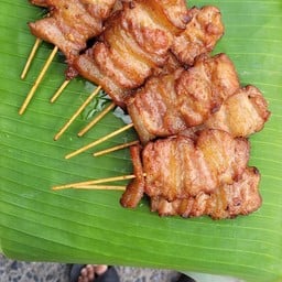 ศุจินธรหมูทอดเสียบไม้ ตลาดต้นไม้ชายคา เพชรเกษม 28