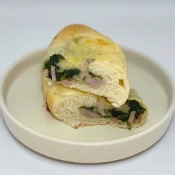 ขนมปังผักโขมแฮมชีส