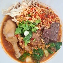 ก๋วยเตี๋ยวไก่ปากแดง เสนานิคม1