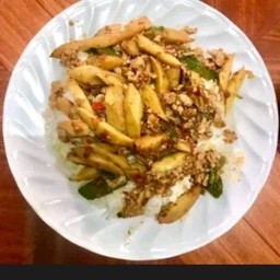 กะเพราหมูกรอบกับหมูสับ
