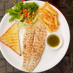 สเต็กปลาย่างเสริฟพร้อมน้ำจิ้มซีฟูด