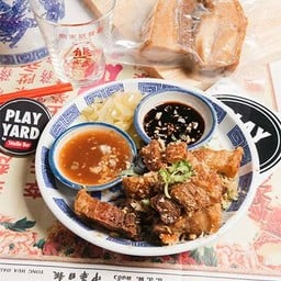 หมูกรอบเพลย์ยาร์ด