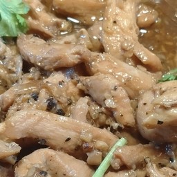 ไก่กระเทียมพริกไทดำ