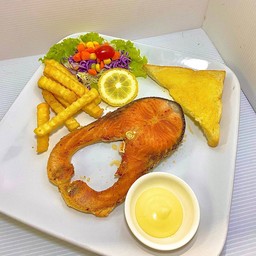 สเต็กปลาแซลมอล เสริฟพร้อมซอสมายองเนส