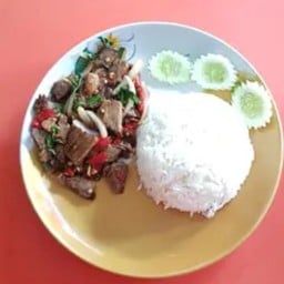 ผัดกะเพราเนื้อเปื่อยราดข้าว