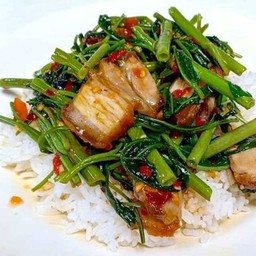 ผัดผักบุ้งหมูกรอบราดข้าว