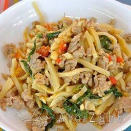 ผัดกะเพราหน่อไม้เป็นกับ