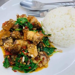 กะเพราหมูกรอบราดข้าว