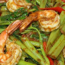 ผัดพริกแกงผักบุ้งราดข้าว