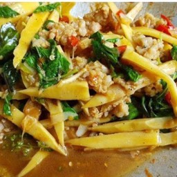 ผัดกะเพราหน่อไม้ราดข้าว