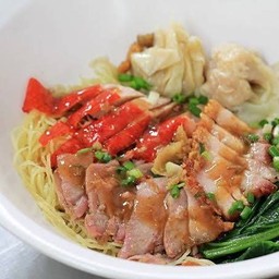 บะหมี่เกี๊ยวหมูแดงหมูกรอบ