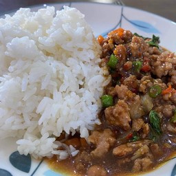 กะเพราหมูสับราดข้าว