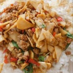 ผัดกะเพราหน่อไม้ดองราดข้าว