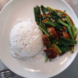 คะน้าหมูกรอบราดข้าว