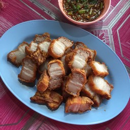 สามชั้นทอดน้ำปลา