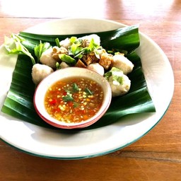 ลูกชิ้นหมูลวก กระเทียมเจียว