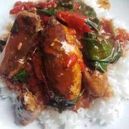 ผัดกะเพราปลากระป๋องราดข้าว