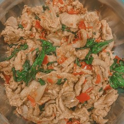 กะเพราหมูชิ้นกับข้าว