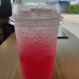 น้ำแดงโซดา