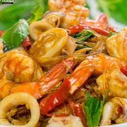 ผัดกระเพราวุ้นเส้นทะเลราดข้าว