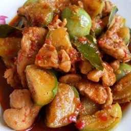 ผัดพริกแกงมะเขือเปราะราดข้าว