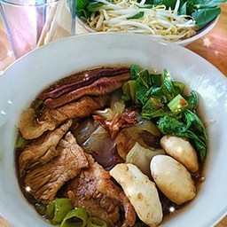 เส้นใหญ่น้ำ