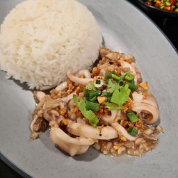 ข้าวราดปลาหมึกผัดกระเทียมพริกไทย
