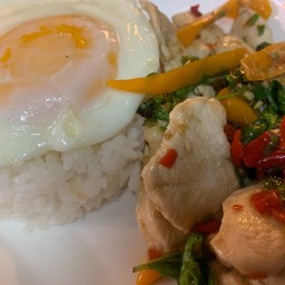 กะเพราไก่+ไข่ดาว